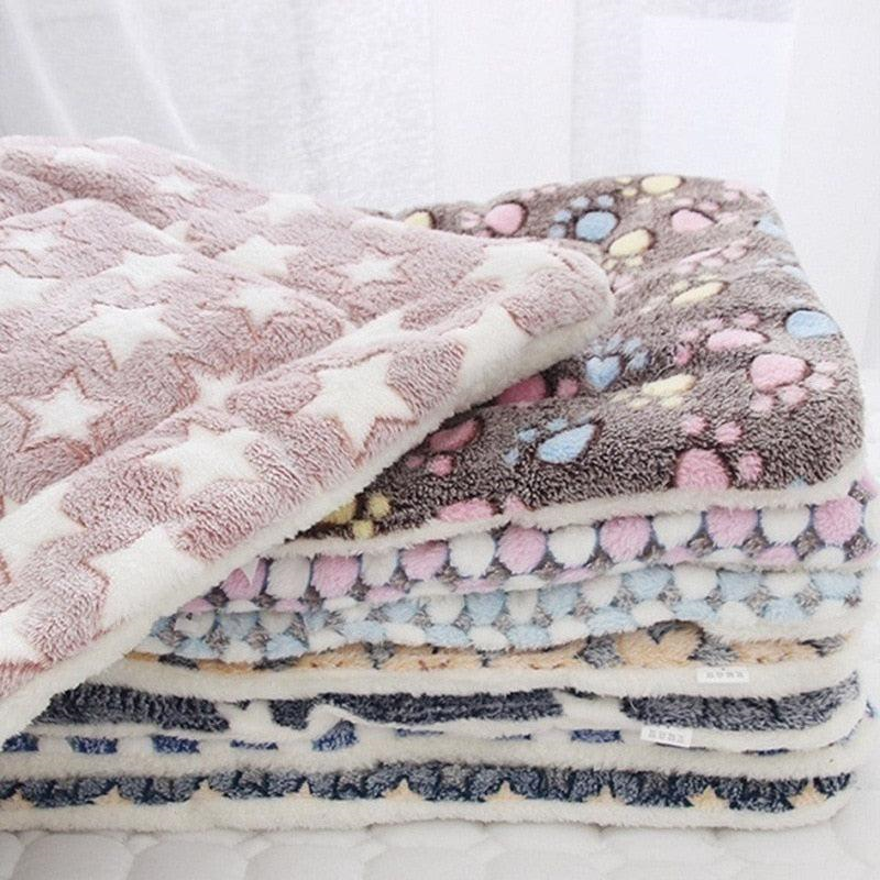 Cozy sleeping mat. fleece blanket. litter box and comfortable mattresses for dogs of all sizes